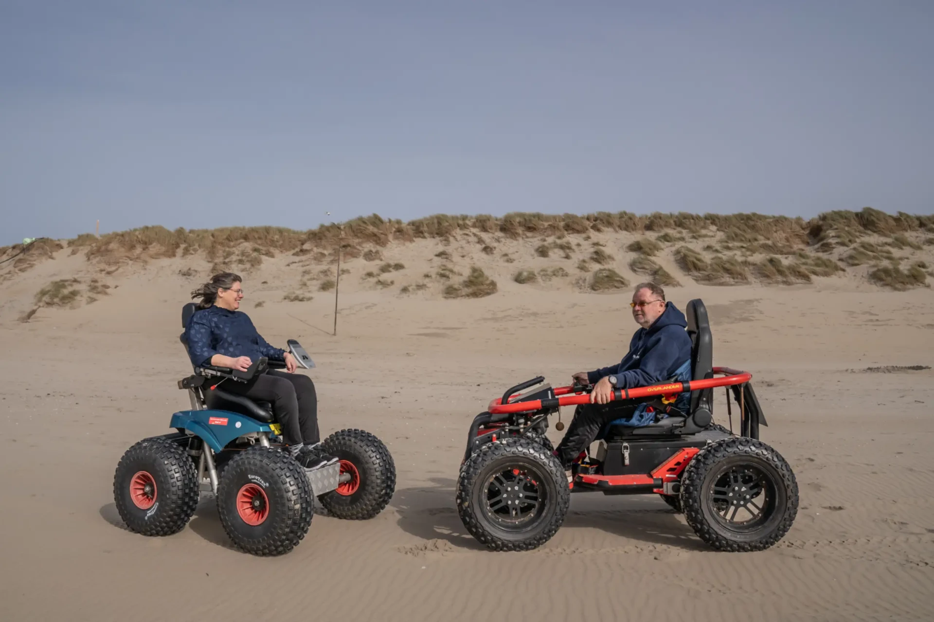 Strandrolstoel op het strand bij Paal 28