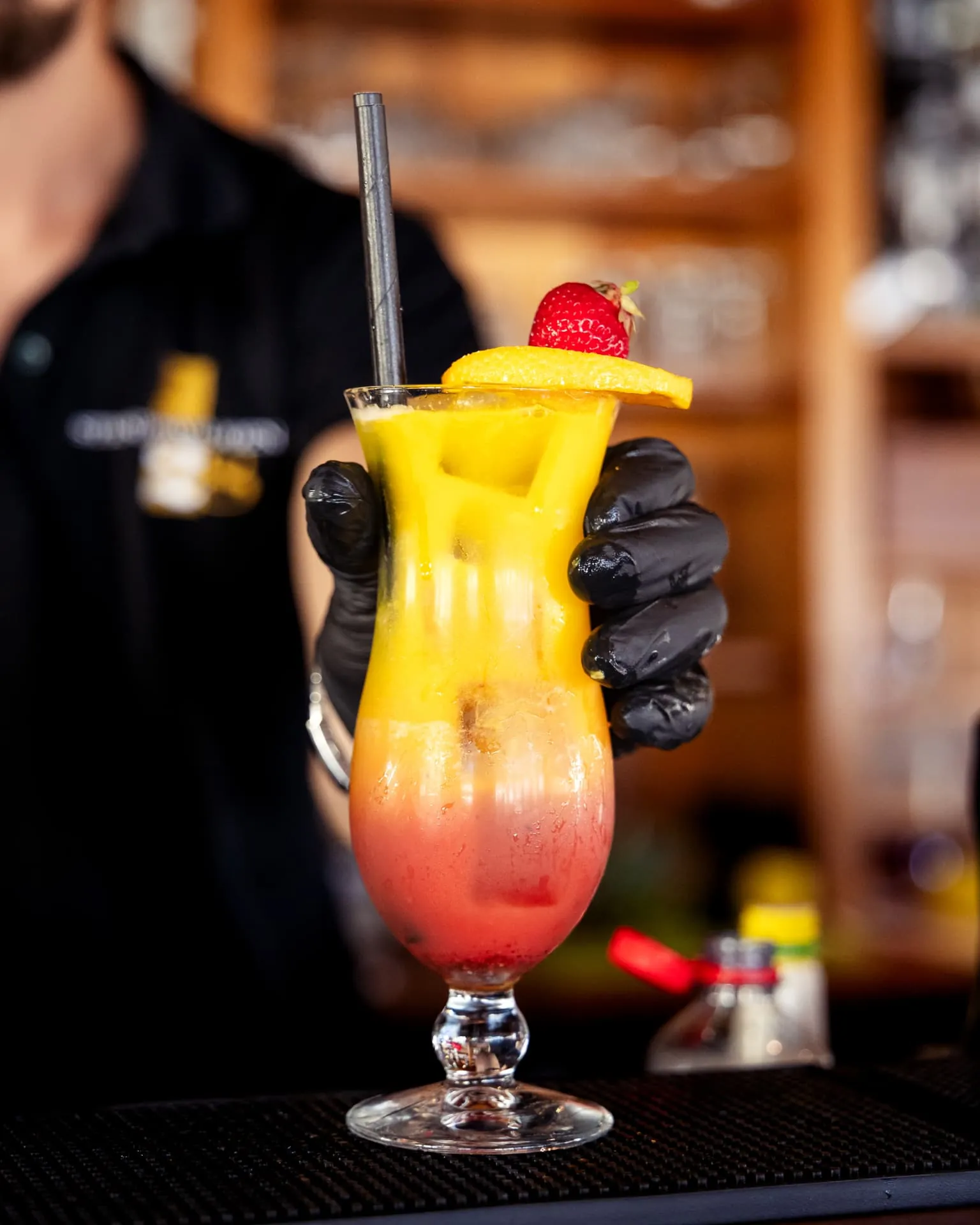 Sunset cocktail met sinaasappel en aardbei