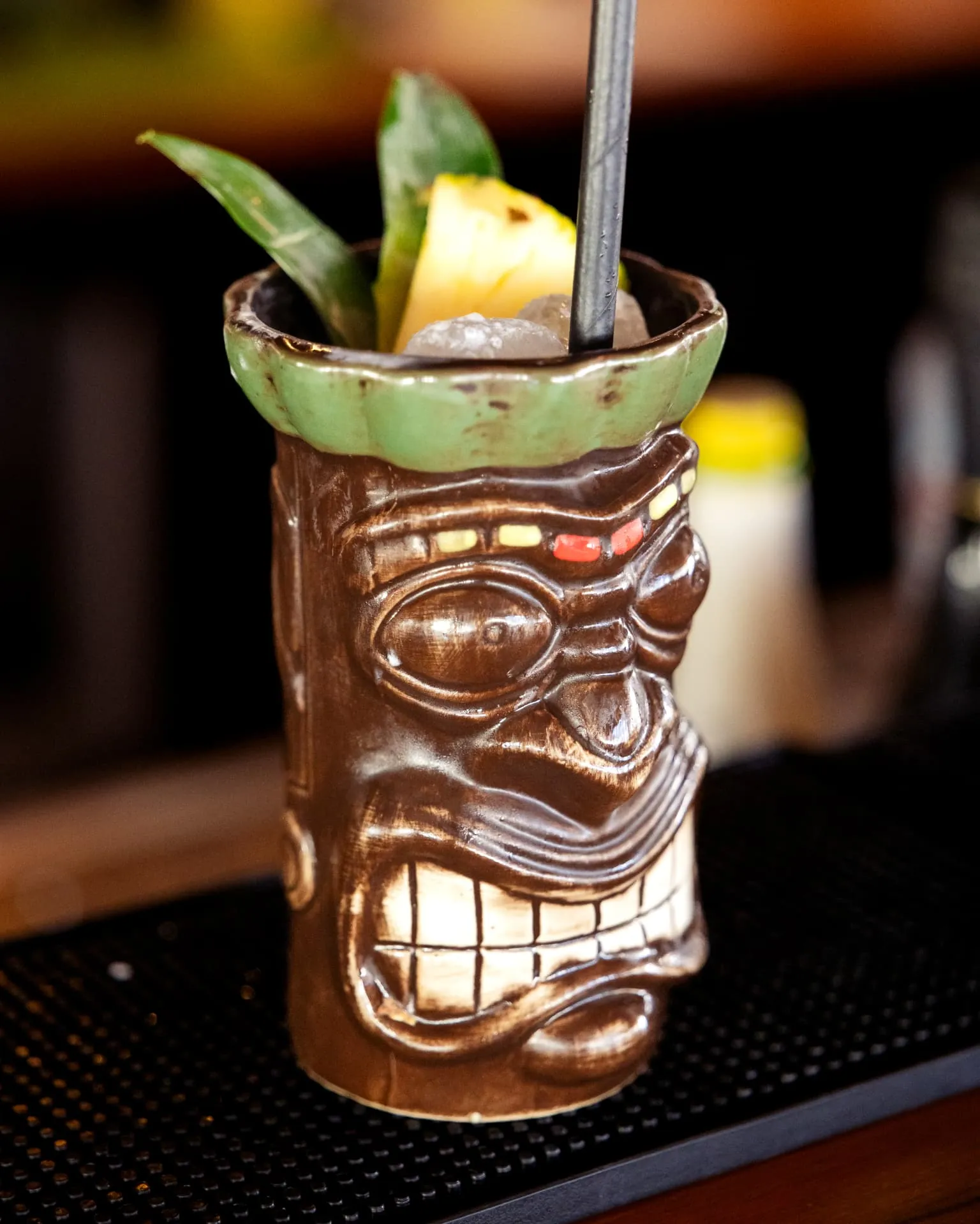 Tiki cocktail in een tiki-mok